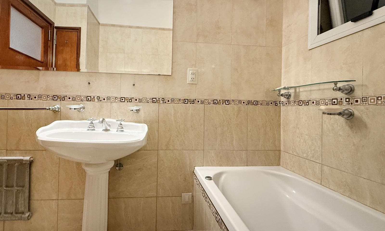 Very bright half-apartment in Palermo, Buenos Aires. In impeccable condition. 3 bedrooms with a balcony facing the street!