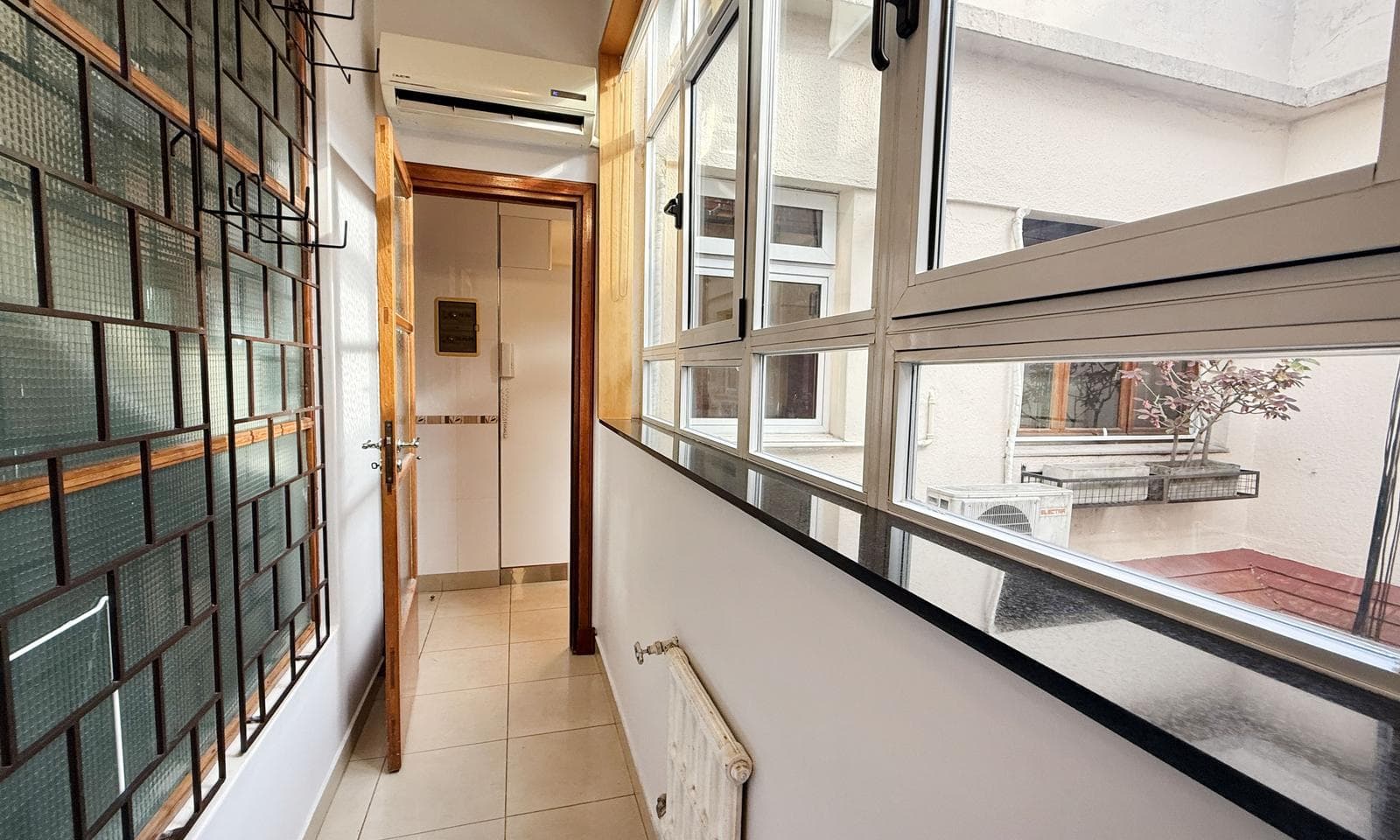 Very bright half-apartment in Palermo, Buenos Aires. In impeccable condition. 3 bedrooms with a balcony facing the street!