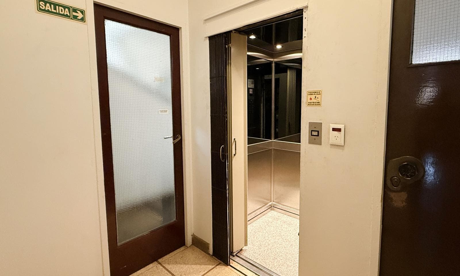 Very bright half-apartment in Palermo, Buenos Aires. In impeccable condition. 3 bedrooms with a balcony facing the street!