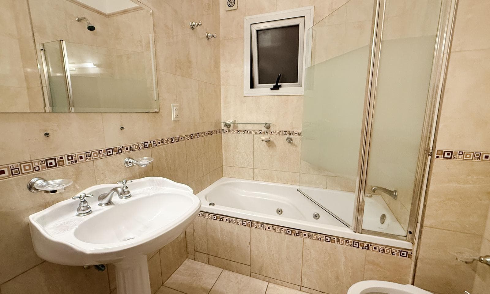Very bright half-apartment in Palermo, Buenos Aires. In impeccable condition. 3 bedrooms with a balcony facing the street!