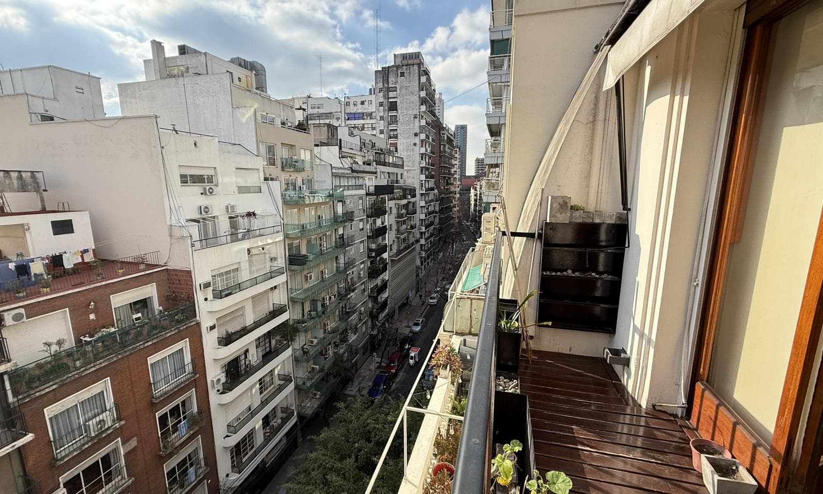 Very bright half-apartment in Palermo, Buenos Aires. In impeccable condition. 3 bedrooms with a balcony facing the street!