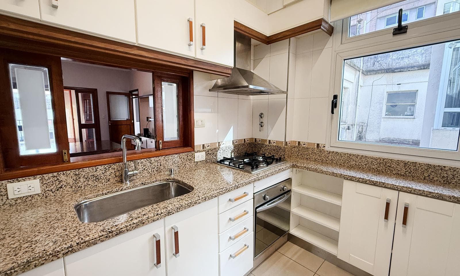 Very bright half-apartment in Palermo, Buenos Aires. In impeccable condition. 3 bedrooms with a balcony facing the street!