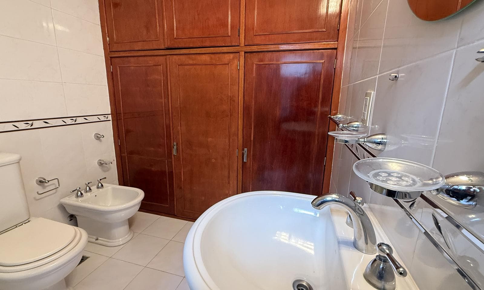 Very bright half-apartment in Palermo, Buenos Aires. In impeccable condition. 3 bedrooms with a balcony facing the street!