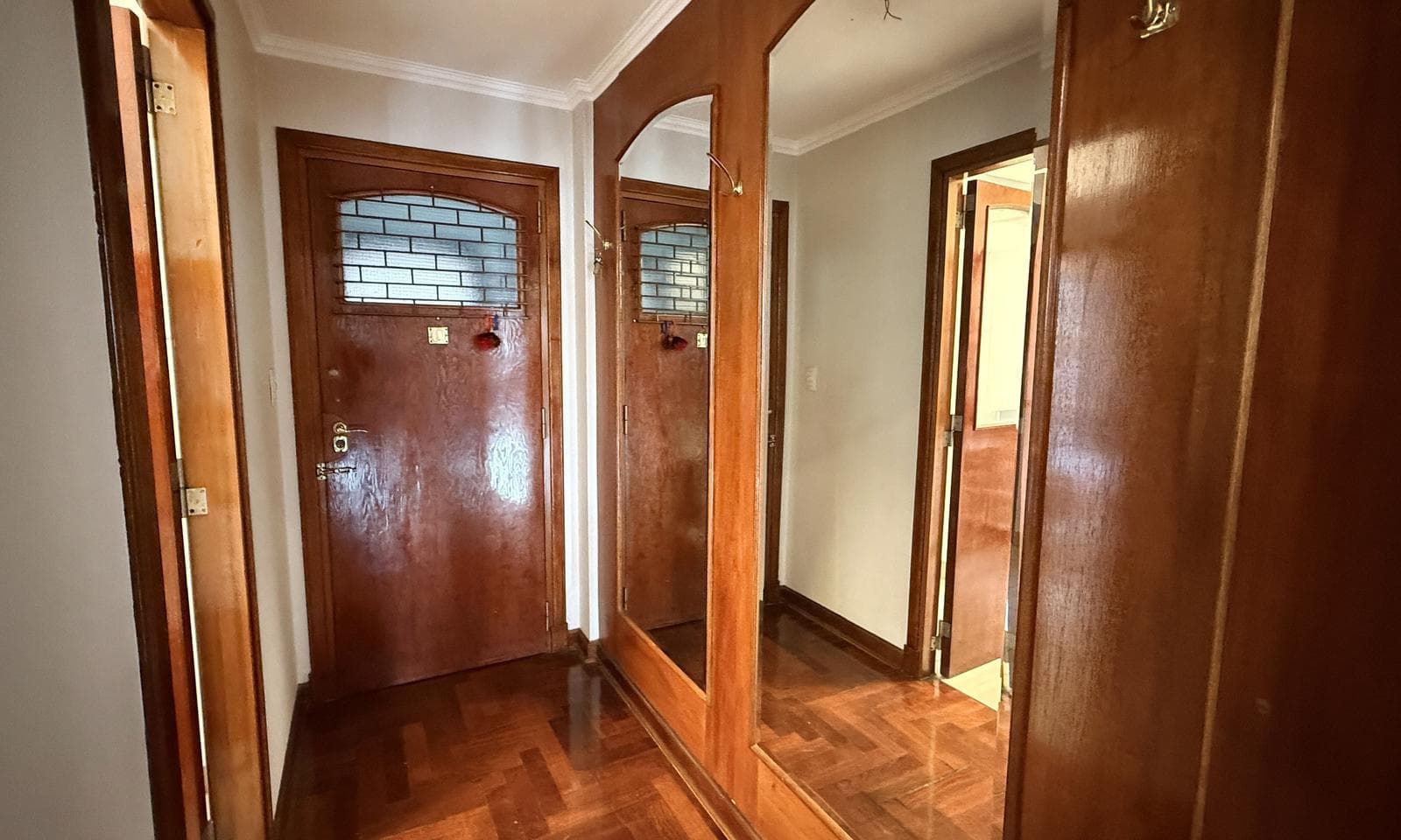 Very bright half-apartment in Palermo, Buenos Aires. In impeccable condition. 3 bedrooms with a balcony facing the street!