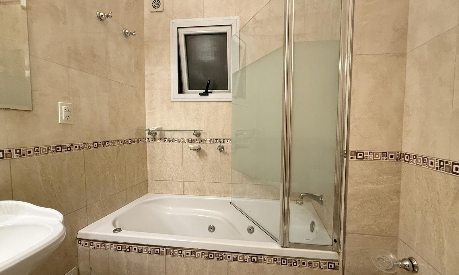 Very bright half-apartment in Palermo, Buenos Aires. In impeccable condition. 3 bedrooms with a balcony facing the street!