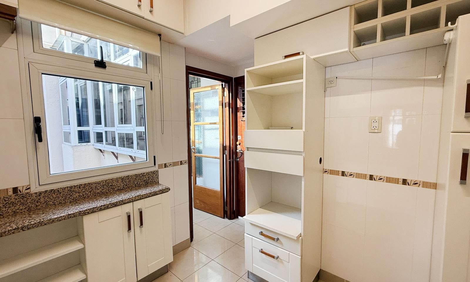 Very bright half-apartment in Palermo, Buenos Aires. In impeccable condition. 3 bedrooms with a balcony facing the street!