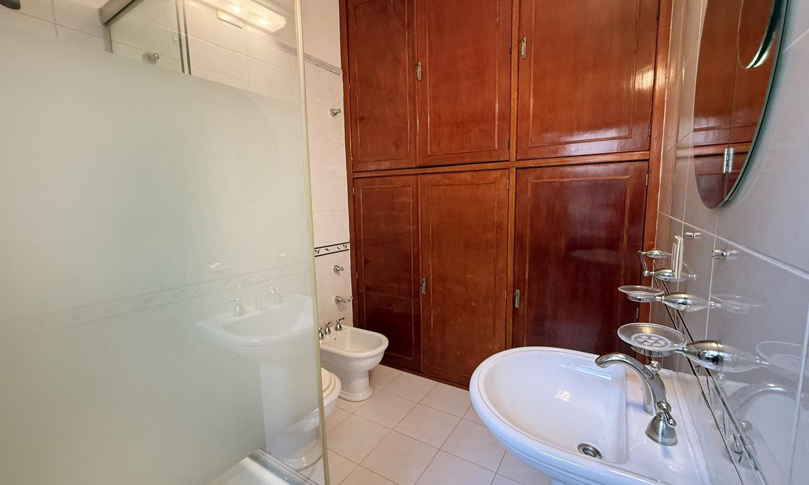 Very bright half-apartment in Palermo, Buenos Aires. In impeccable condition. 3 bedrooms with a balcony facing the street!