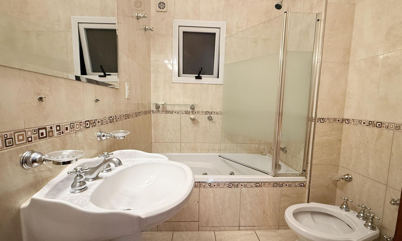 Very bright half-apartment in Palermo, Buenos Aires. In impeccable condition. 3 bedrooms with a balcony facing the street!