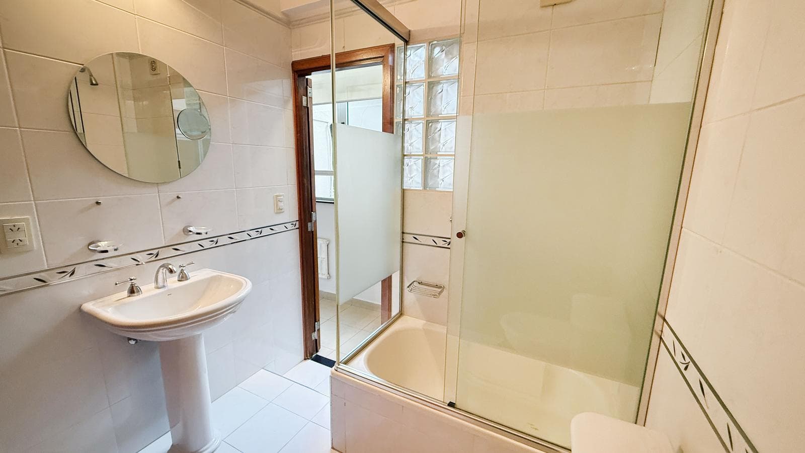 Very bright half-apartment in Palermo, Buenos Aires. In impeccable condition. 3 bedrooms with a balcony facing the street!
