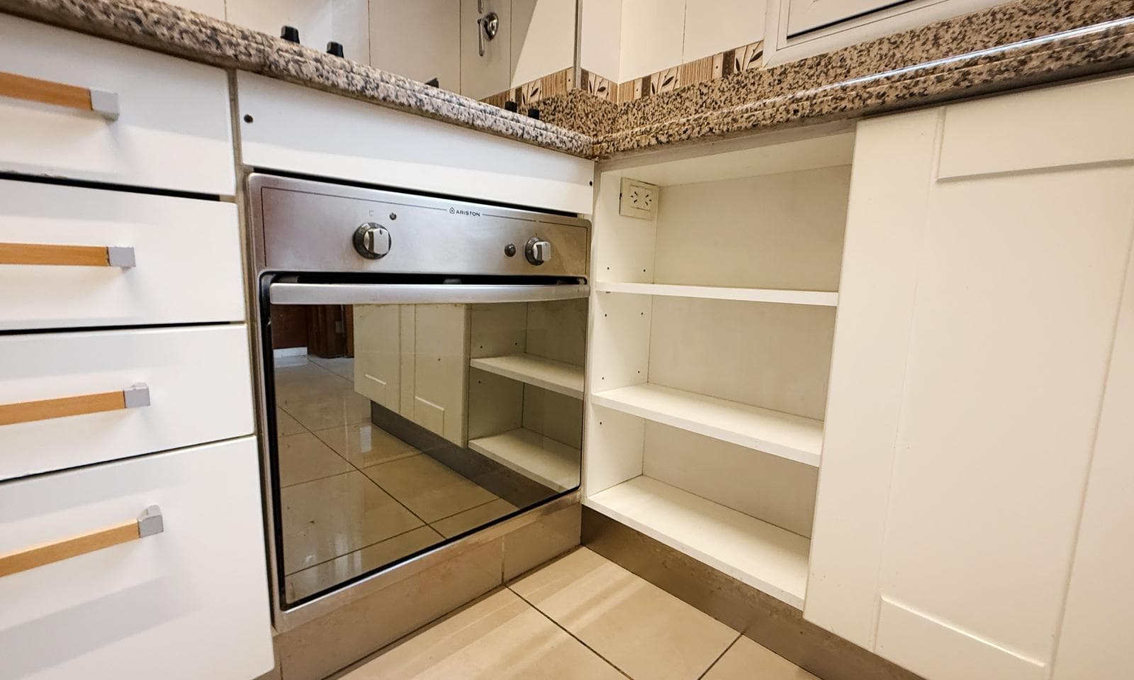 Very bright half-apartment in Palermo, Buenos Aires. In impeccable condition. 3 bedrooms with a balcony facing the street!