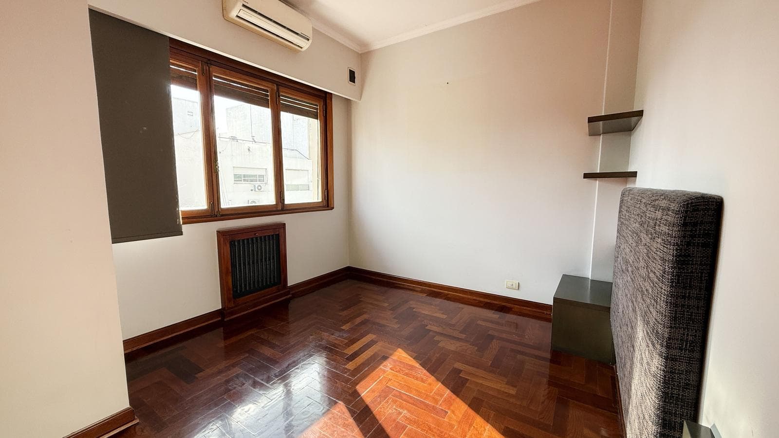Very bright half-apartment in Palermo, Buenos Aires. In impeccable condition. 3 bedrooms with a balcony facing the street!
