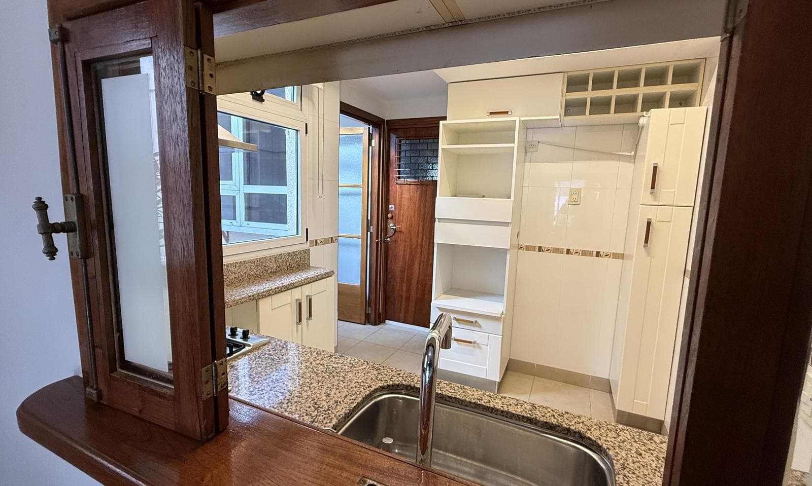 Very bright half-apartment in Palermo, Buenos Aires. In impeccable condition. 3 bedrooms with a balcony facing the street!