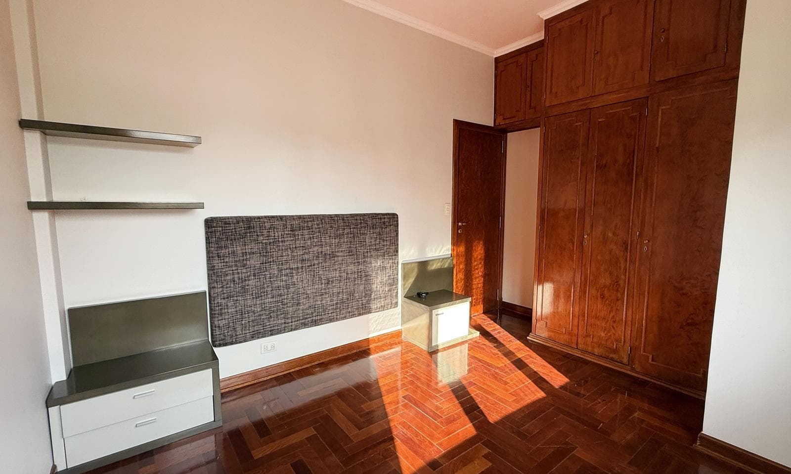 Very bright half-apartment in Palermo, Buenos Aires. In impeccable condition. 3 bedrooms with a balcony facing the street!
