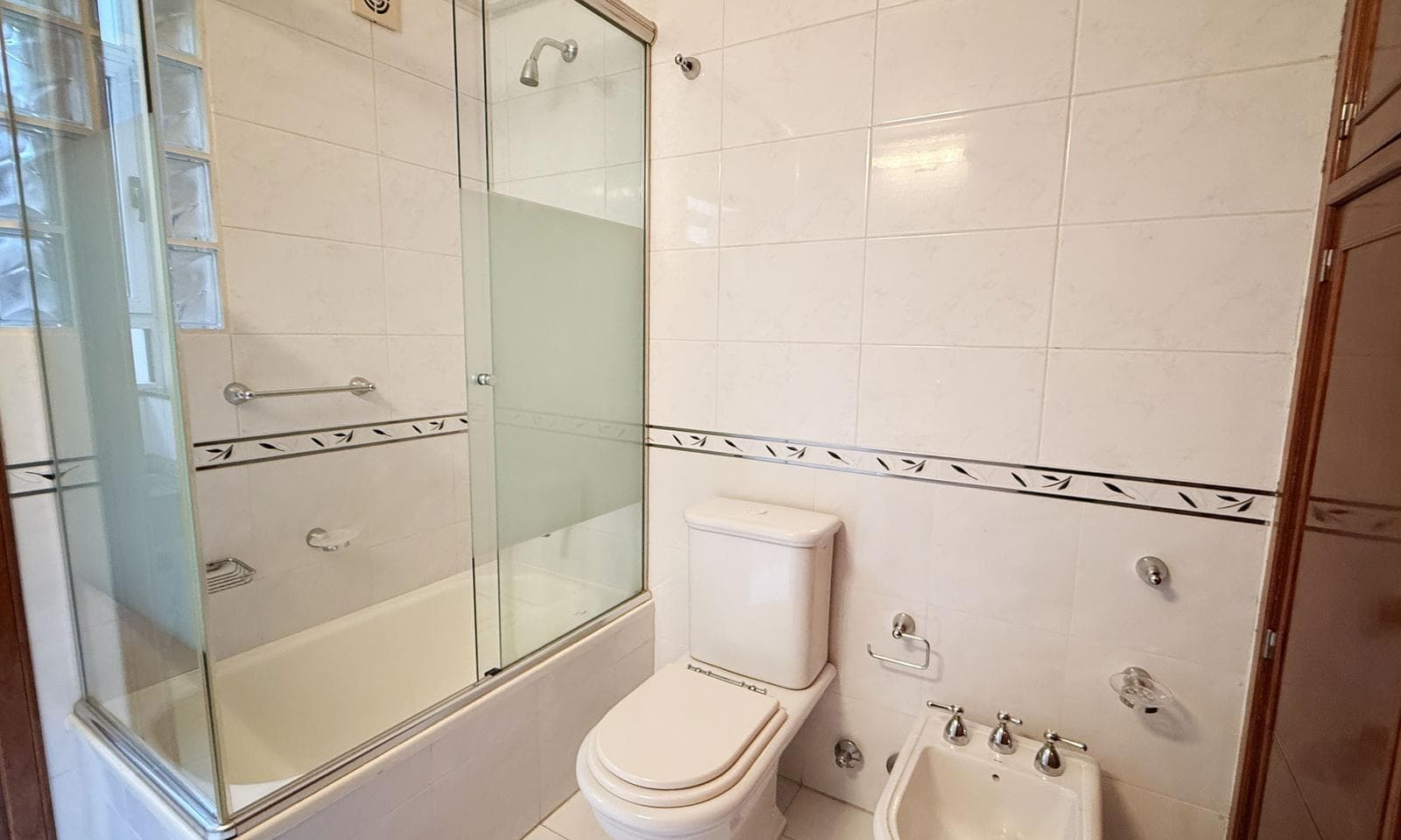 Very bright half-apartment in Palermo, Buenos Aires. In impeccable condition. 3 bedrooms with a balcony facing the street!