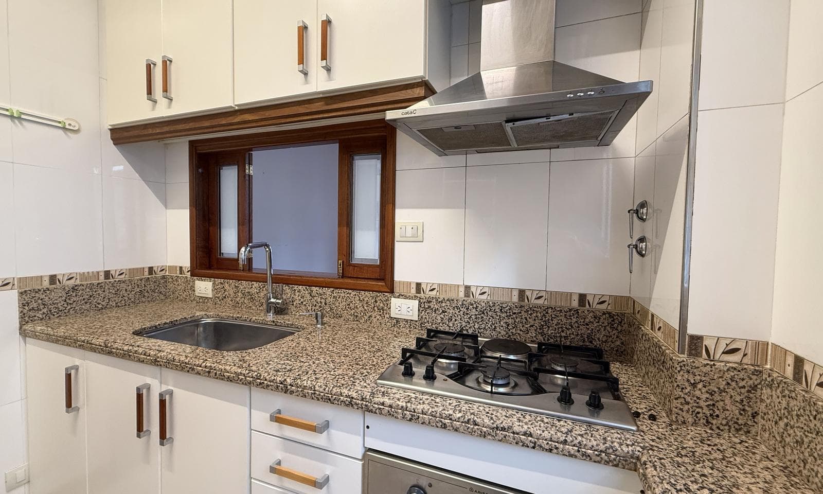 Very bright half-apartment in Palermo, Buenos Aires. In impeccable condition. 3 bedrooms with a front-facing balcony!