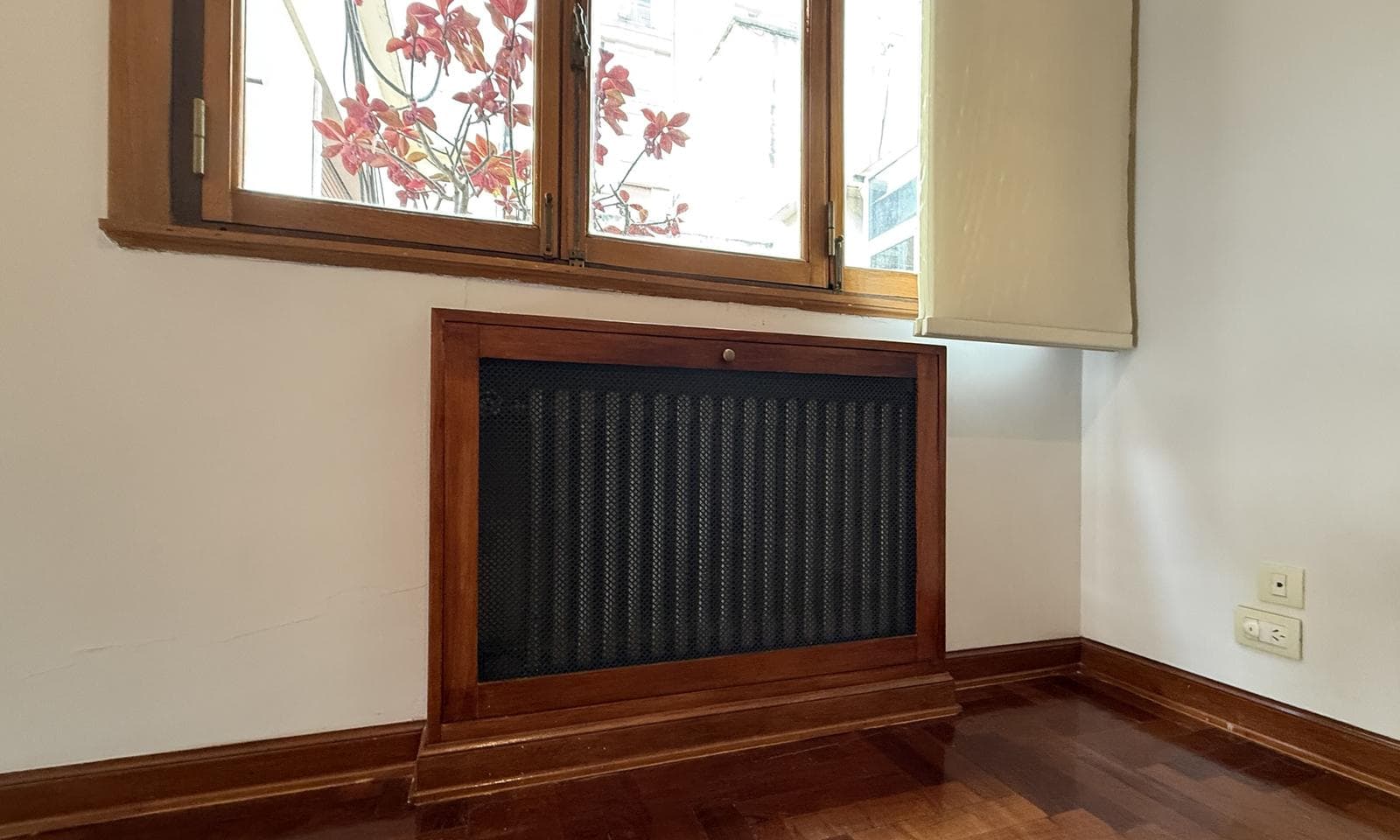 Very bright half-apartment in Palermo, Buenos Aires. In impeccable condition. 3 bedrooms with a balcony facing the street!