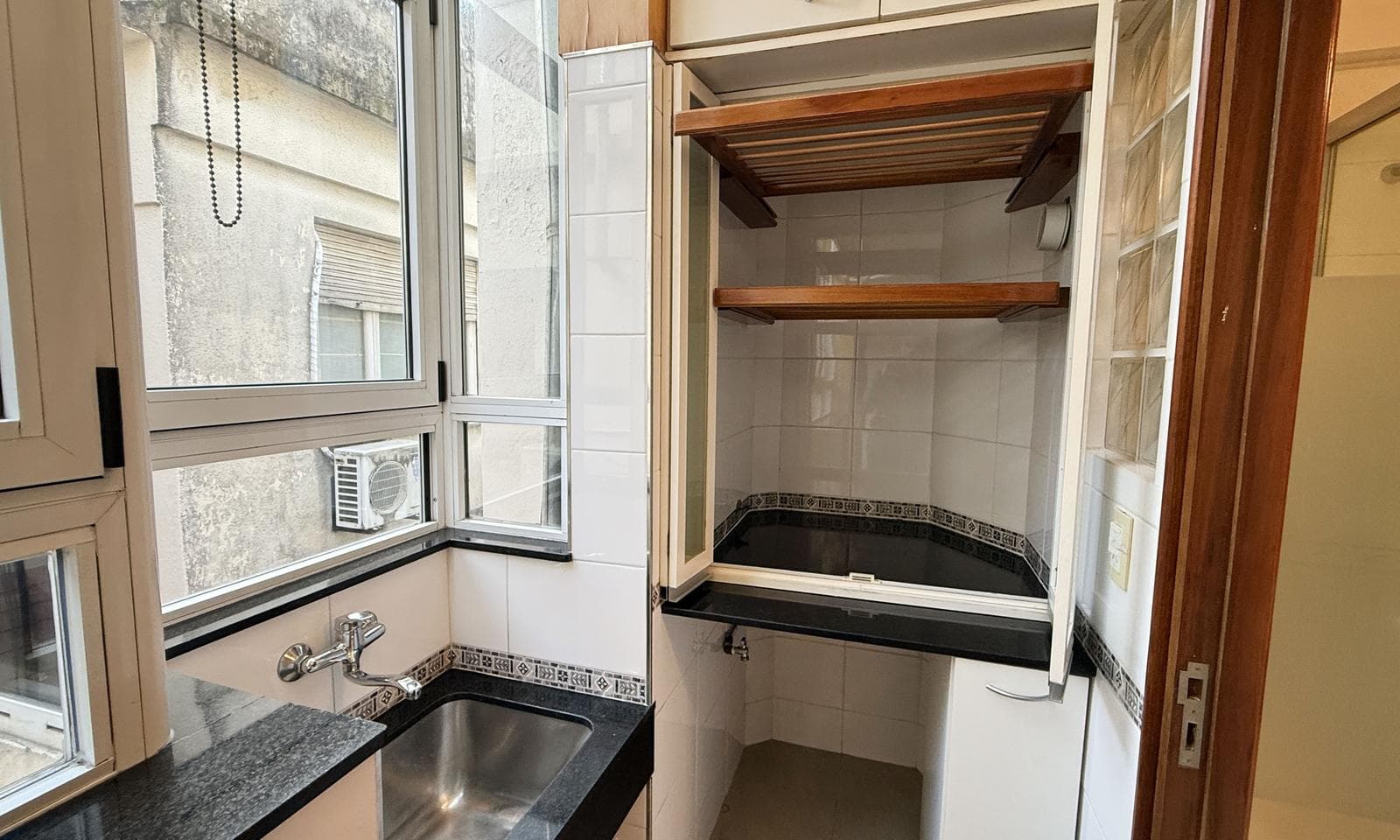 Very bright half-apartment in Palermo, Buenos Aires. In impeccable condition. 3 bedrooms with a balcony facing the street!