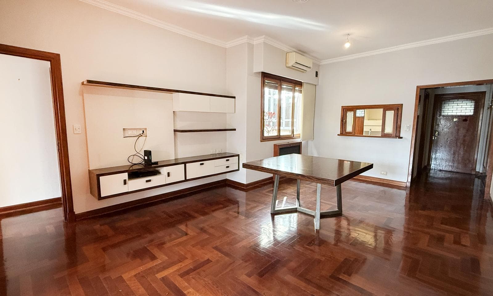 Very bright half-apartment in Palermo, Buenos Aires. In impeccable condition. 3 bedrooms with a balcony facing the street!