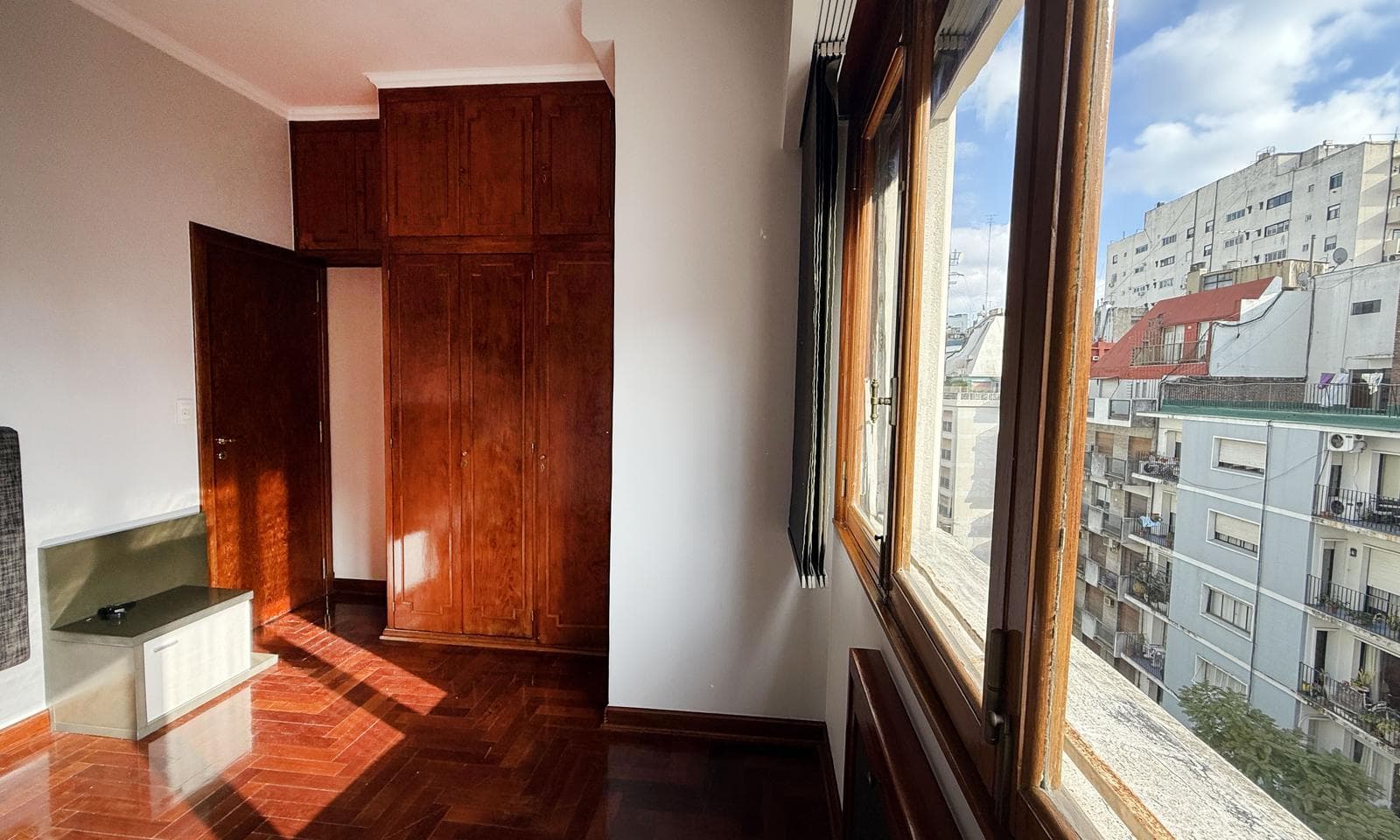 Very bright half-apartment in Palermo, Buenos Aires. In impeccable condition. 3 bedrooms with a balcony facing the street!