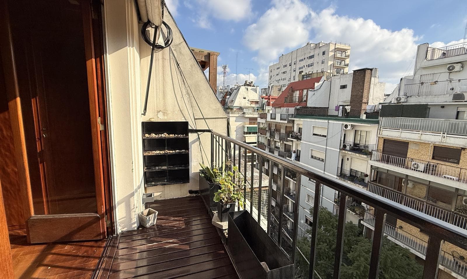 Very bright half-apartment in Palermo, Buenos Aires. In impeccable condition. 3 bedrooms with a balcony facing the street!