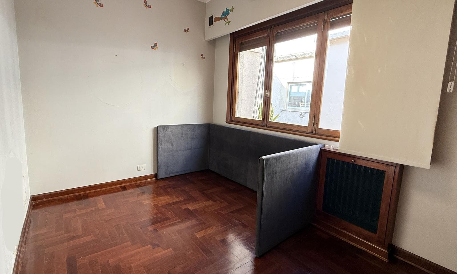 Very bright half-apartment in Palermo, Buenos Aires. In impeccable condition. 3 bedrooms with a balcony facing the street!