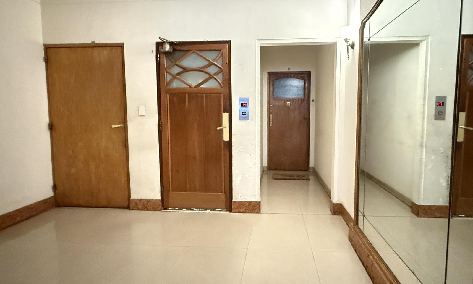 Very bright half-apartment in Palermo, Buenos Aires. In impeccable condition. 3 bedrooms with a balcony facing the street!
