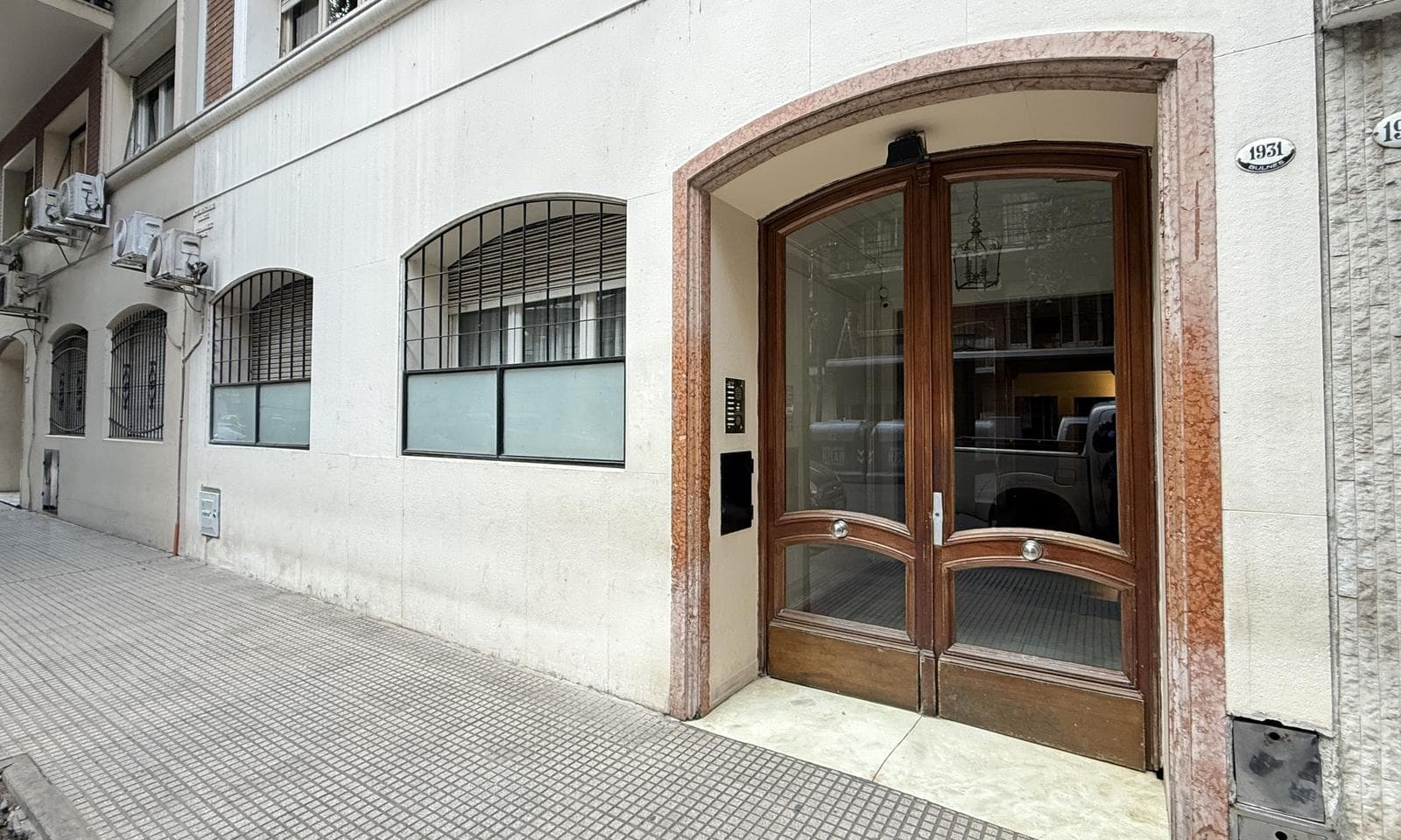 Very bright half-apartment in Palermo, Buenos Aires. In impeccable condition. 3 bedrooms with a balcony facing the street!