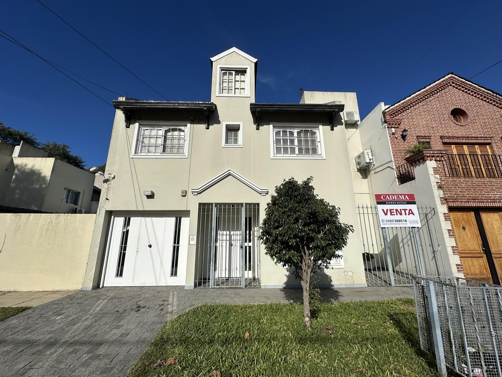 5-bedroom house for sale, with a patio featuring a grill and a laundry area. Garage. Smithfield neighborhood, Zárate