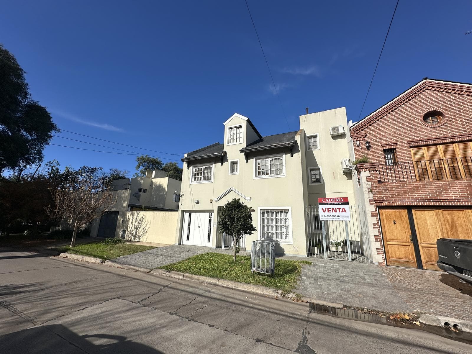 5-bedroom house for sale, with a patio featuring a grill and a laundry area. Garage. Smithfield neighborhood, Zárate