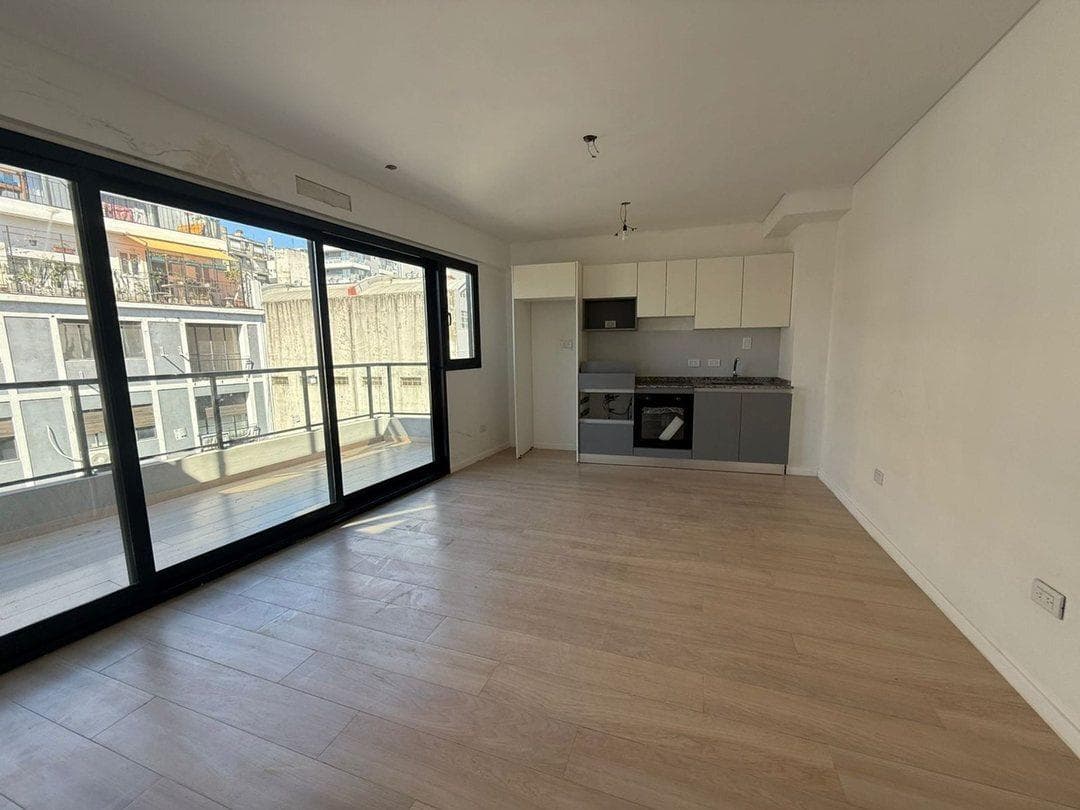 TWO-ROOM APARTMENT FOR SALE WITH BALCONY IN RECOLETA