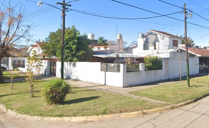 Casa en venta en Longchamps, excelente Ubicación, a solo 5 cuadras de la estacion