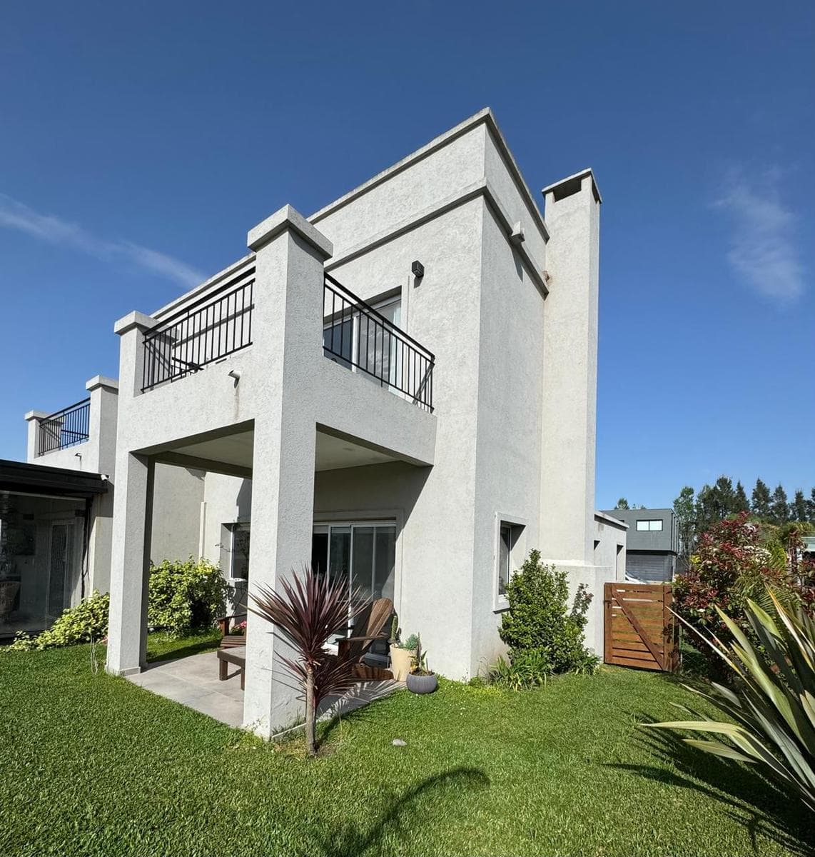 5-ROOM HOUSE FOR SALE IN THE SAN ELISEO NEIGHBORHOOD WITH A POOL OVERLOOKING THE LAGOON