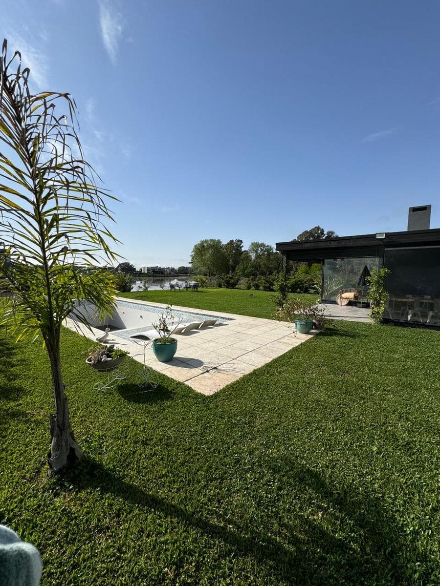 5-ROOM HOUSE FOR SALE IN THE SAN ELISEO NEIGHBORHOOD WITH A POOL OVERLOOKING THE LAGOON