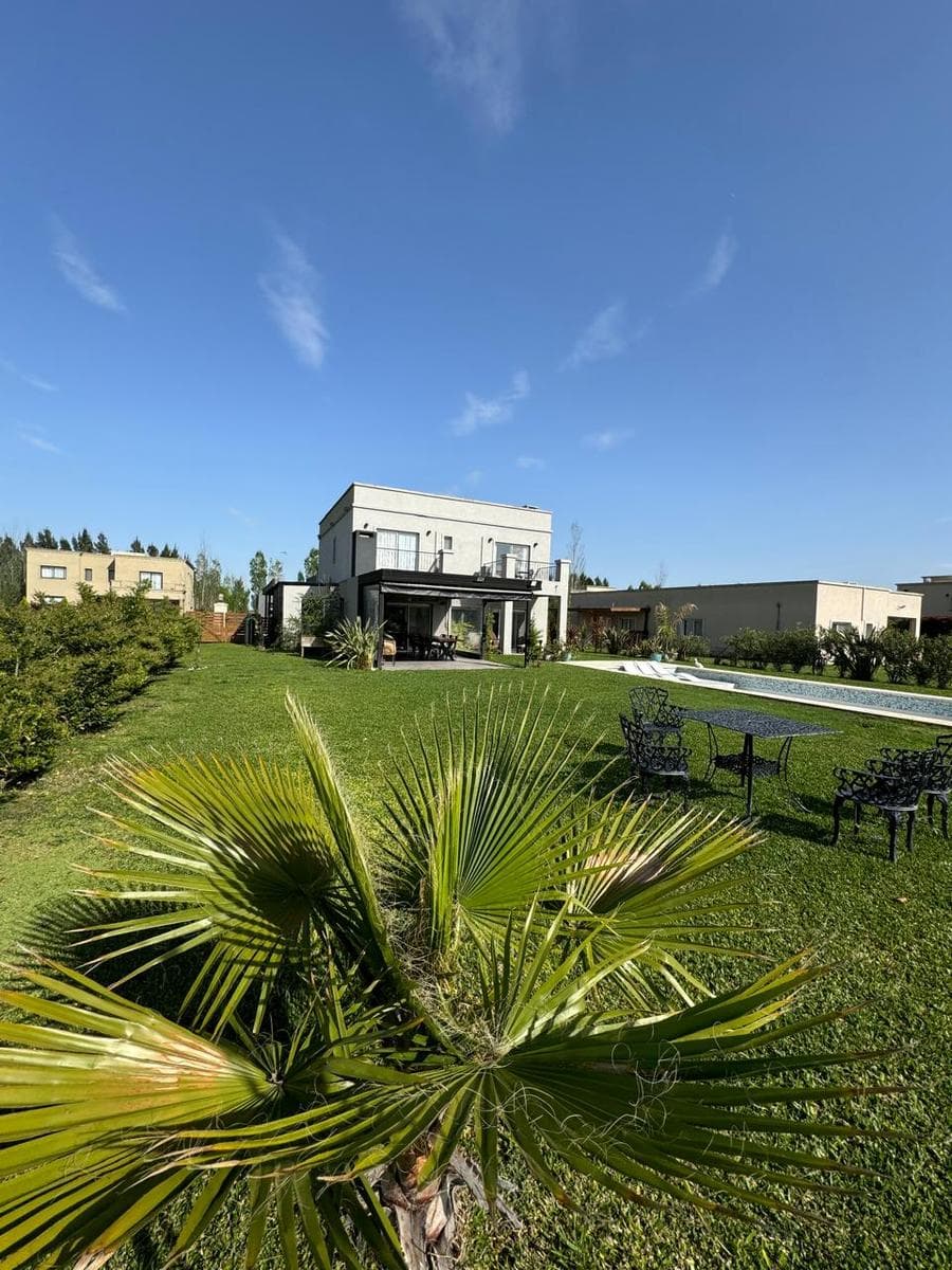 5-ROOM HOUSE FOR SALE IN THE SAN ELISEO NEIGHBORHOOD WITH A POOL OVERLOOKING THE LAGOON