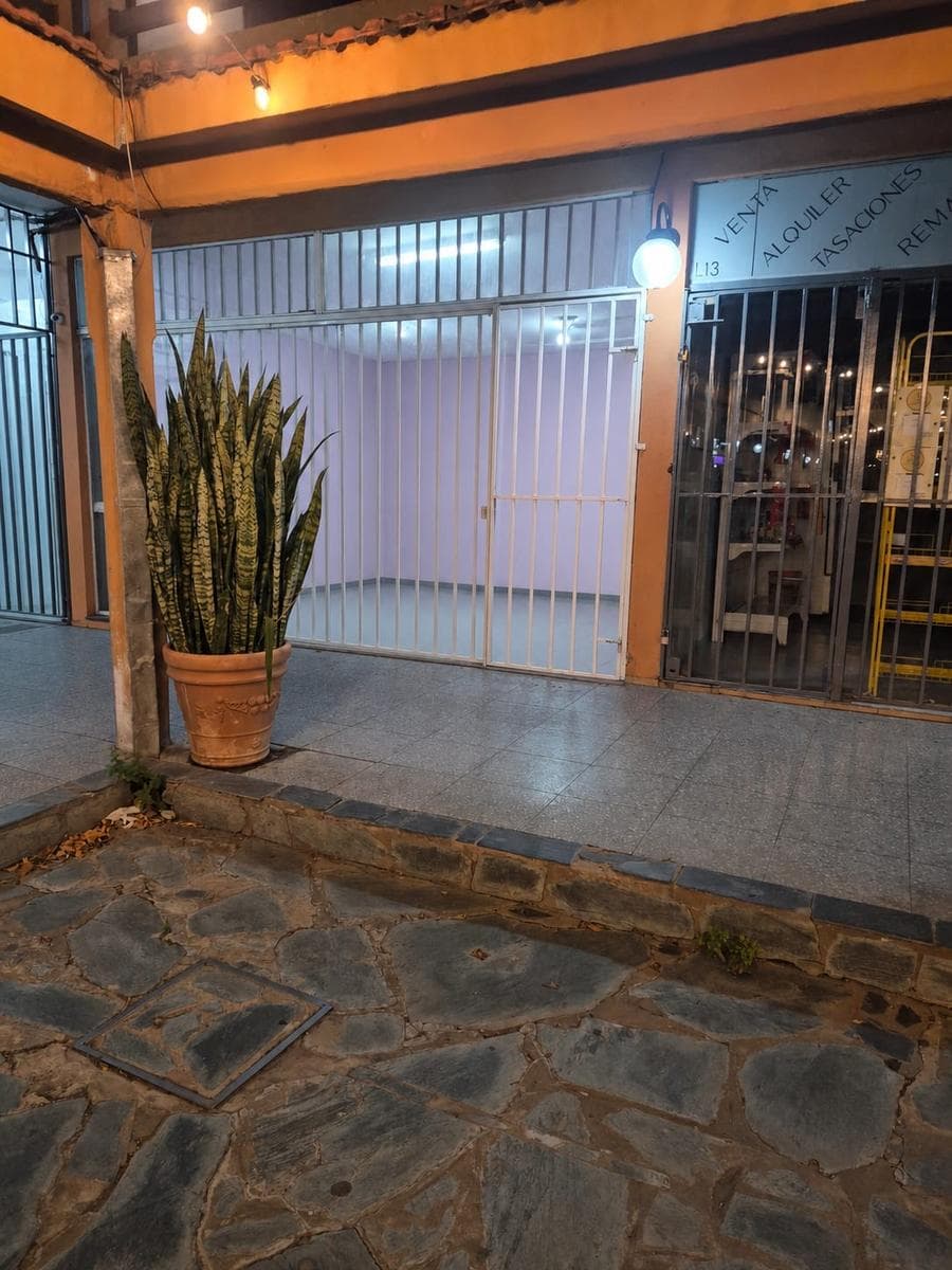 30 m² commercial space for sale with a storefront window in Ituzaingó
