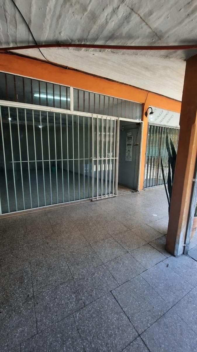 30 m² commercial space for sale with a storefront window in Ituzaingó
