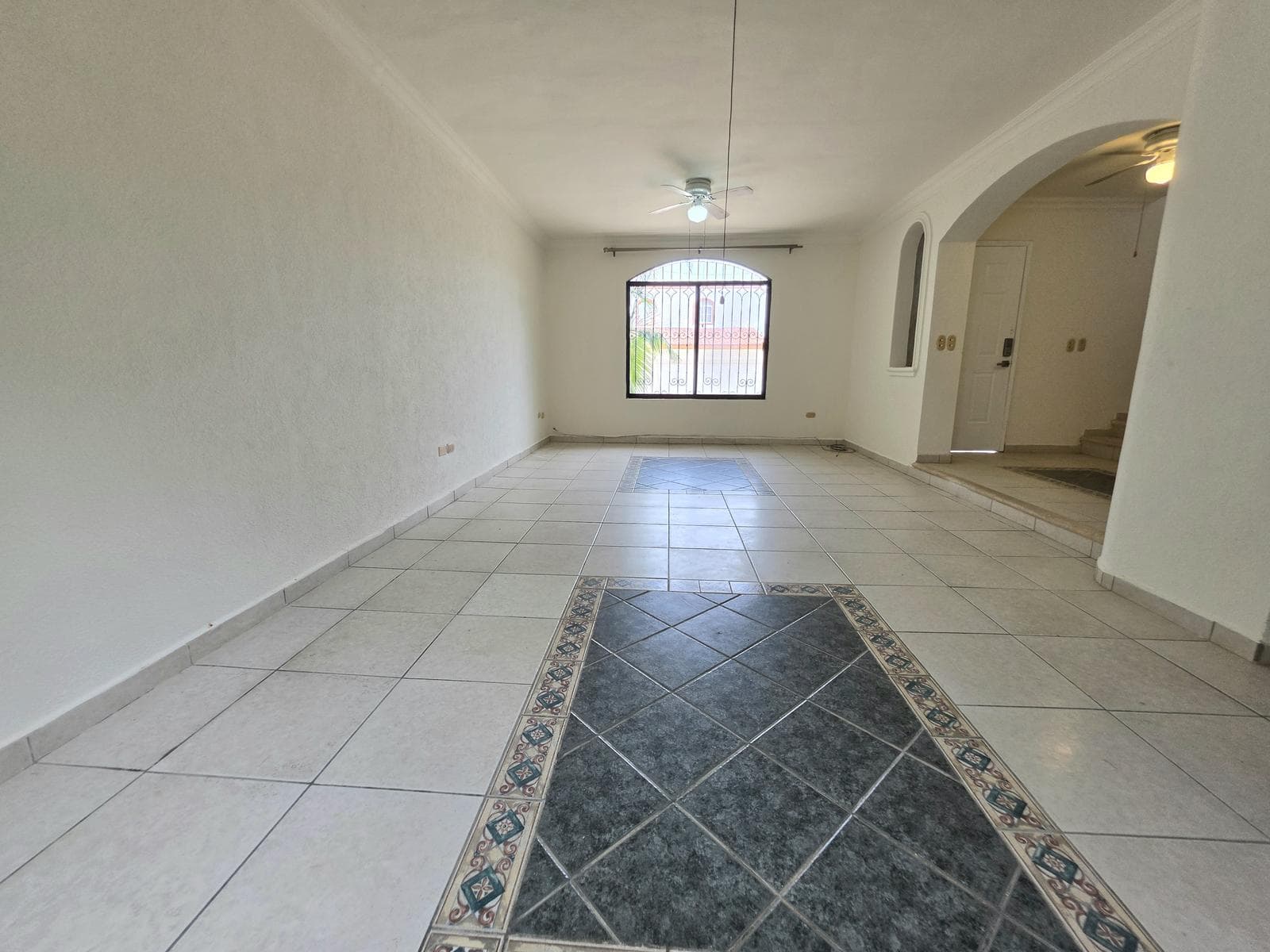CASA FAMILIAR EN RENTA A POCOS METROS DE LA PLAYA