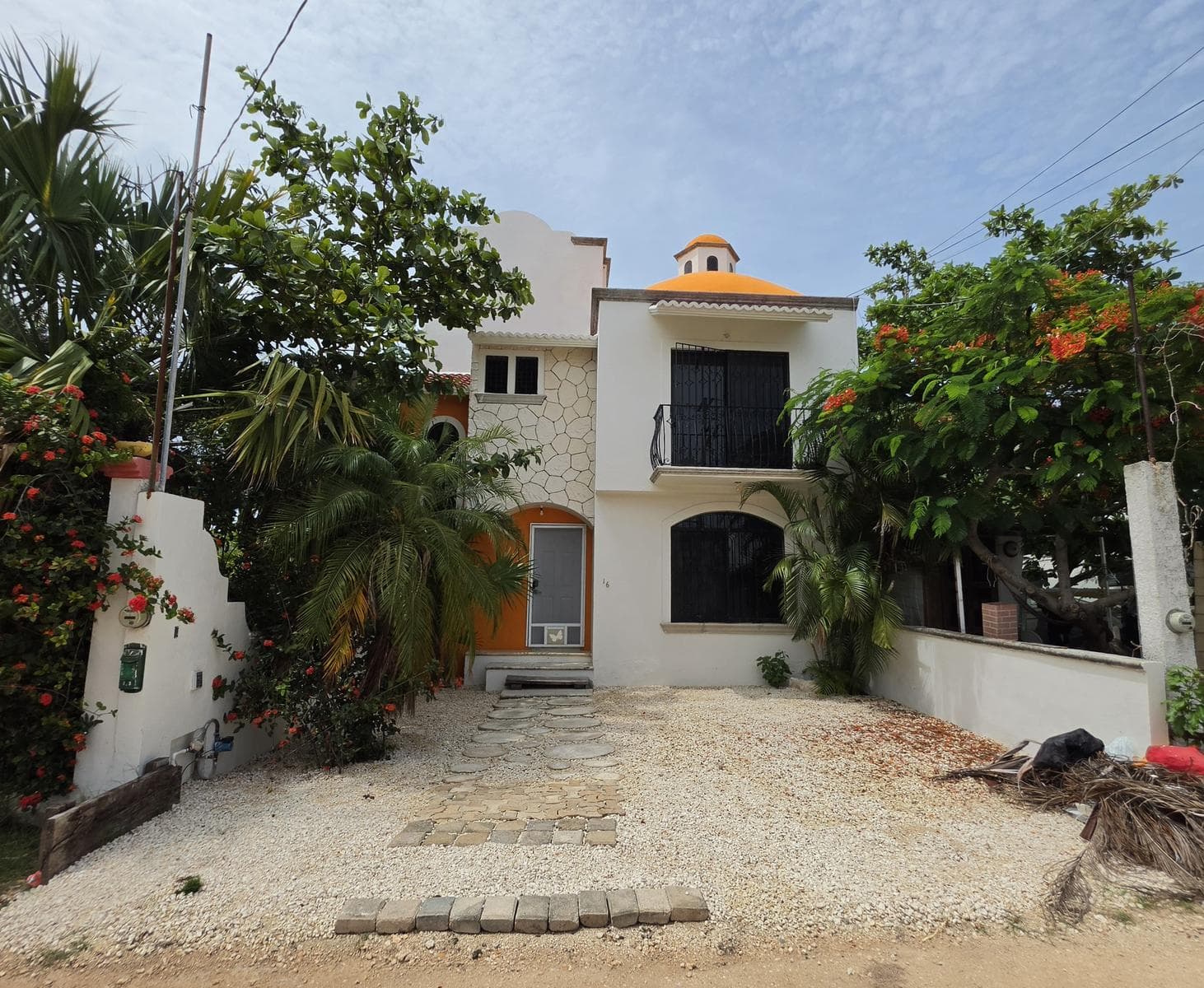 CASA FAMILIAR EN RENTA A POCOS METROS DE LA PLAYA