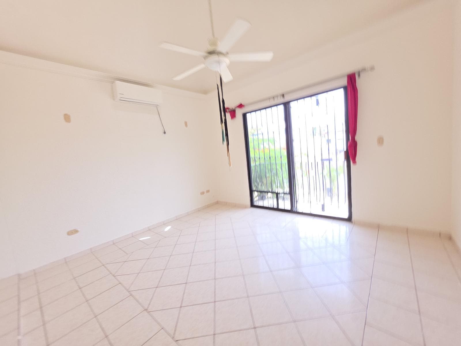 CASA FAMILIAR EN RENTA A POCOS METROS DE LA PLAYA