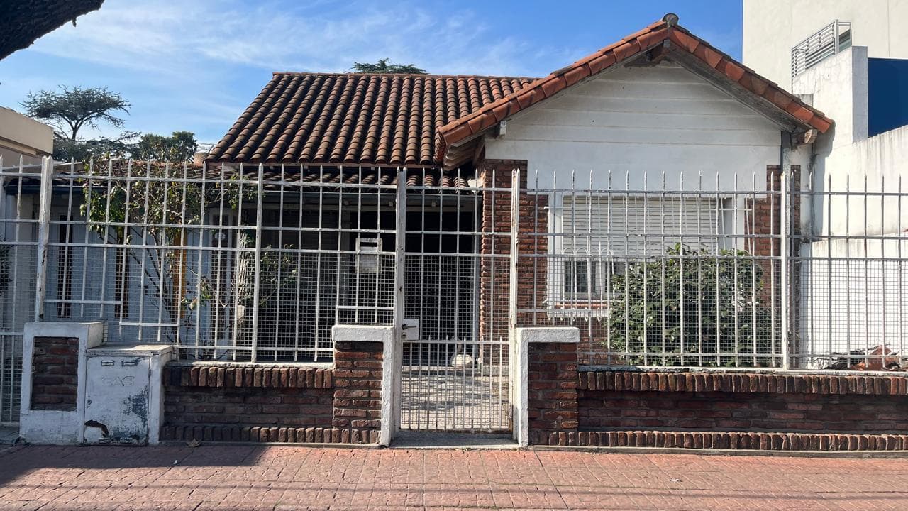 House for sale—great opportunity for development—Santa Rosa Castelar, commercial area