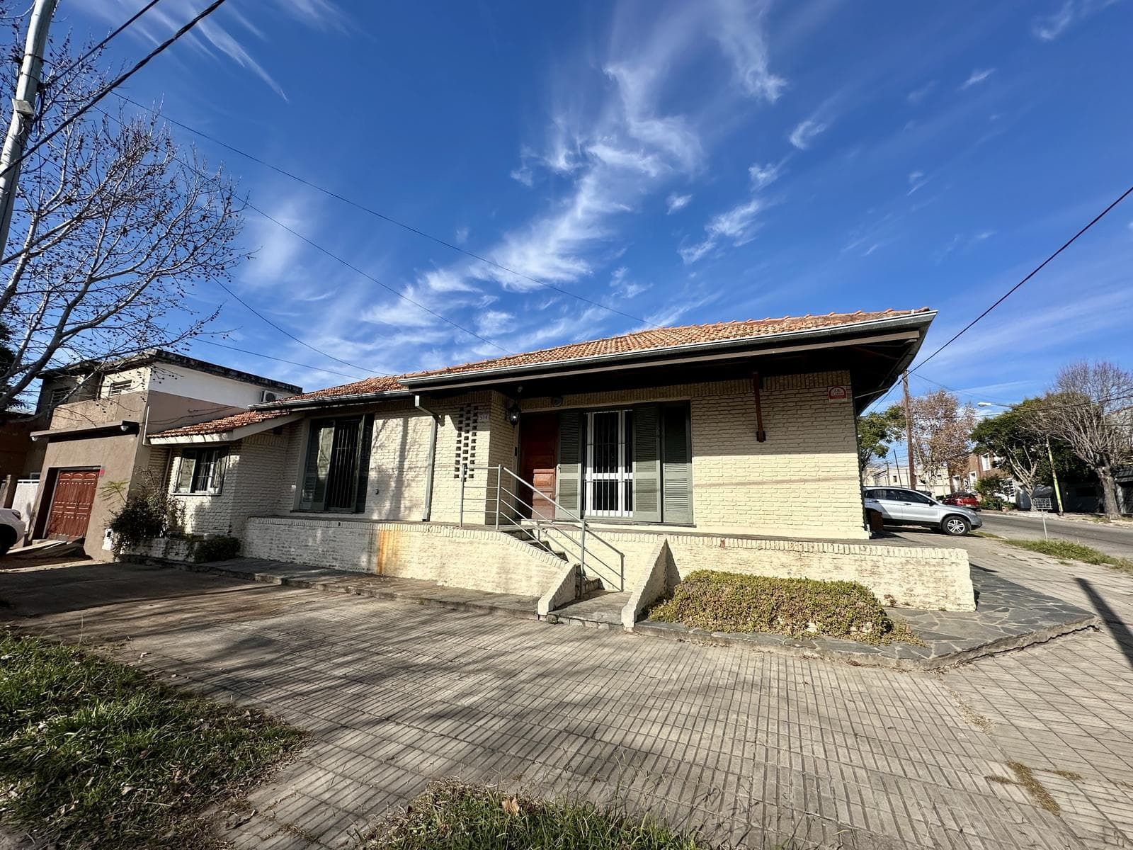 4-bedroom house for sale, with a patio and terrace. Garage. Right in the heart of Campana