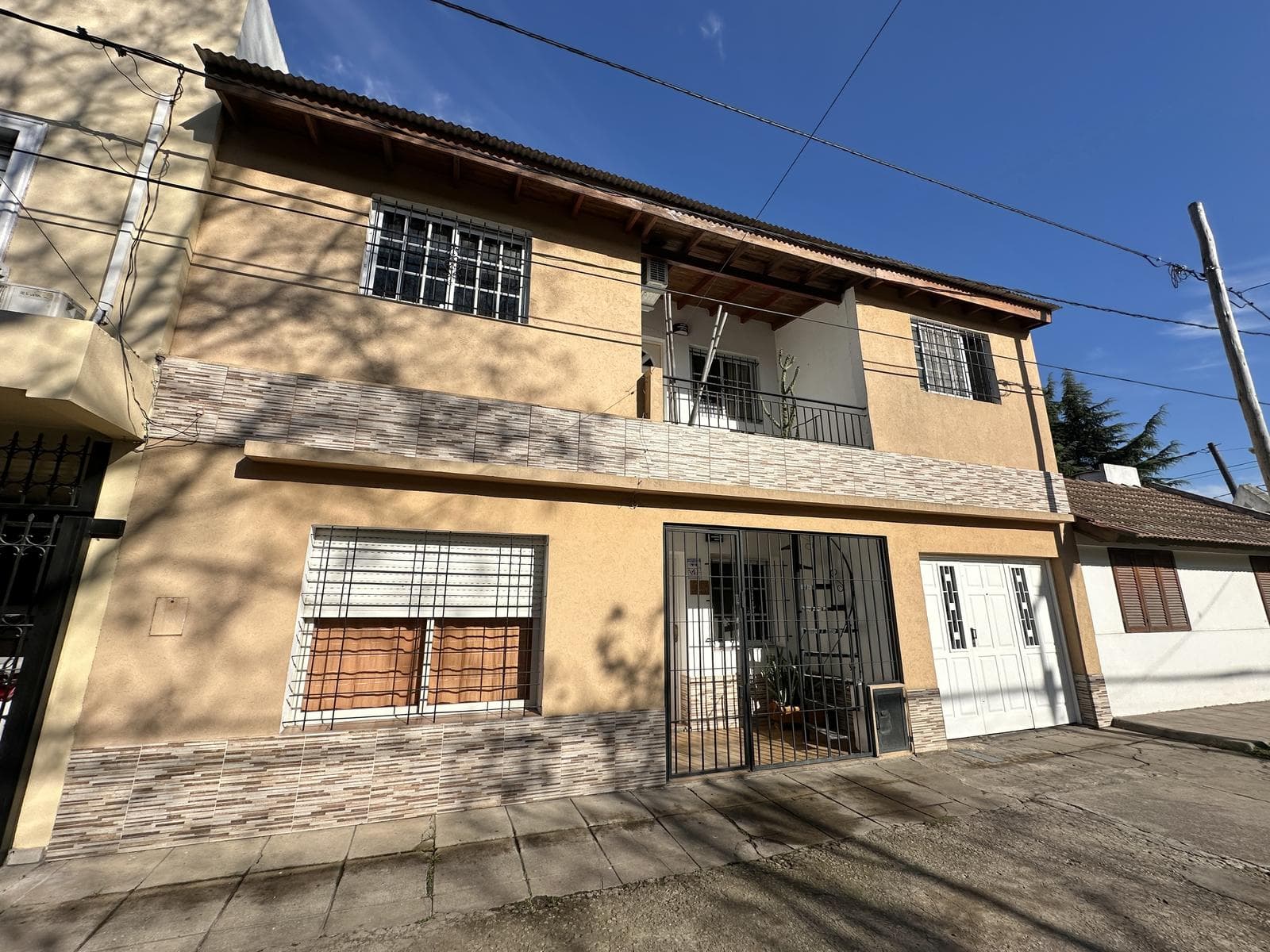 3-bedroom house for sale. Patio with outdoor kitchen and grill. Laundry room. Garage. Downtown Zarate