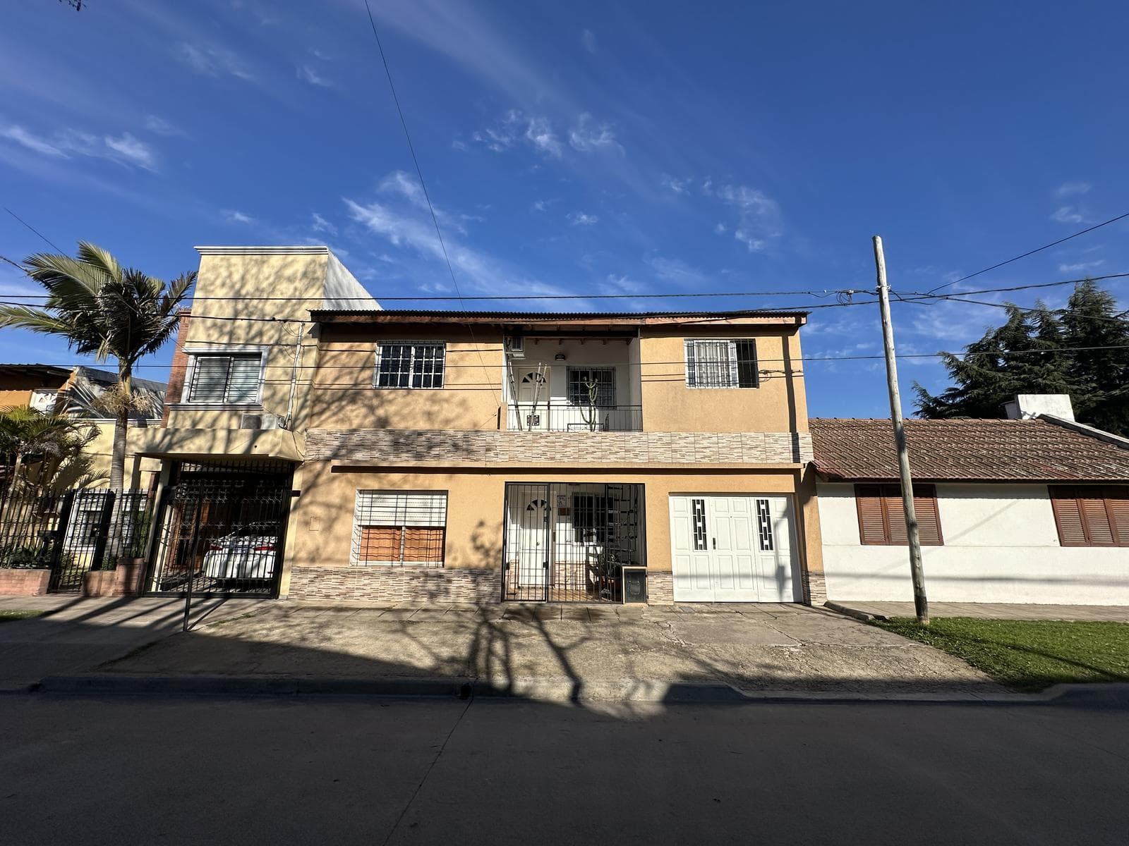 3-bedroom house for sale. Patio with outdoor kitchen and grill. Laundry room. Garage. Downtown Zarate