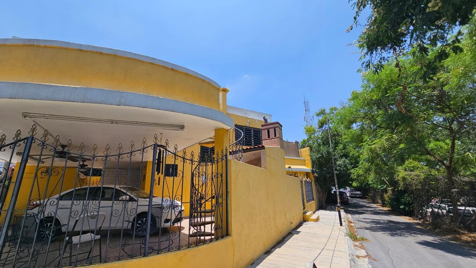 FOR SALE: House in Col. La Herradura in Guadalupe - 223 m² | Corner Lot | 3 Bedrooms | 2 Terraces