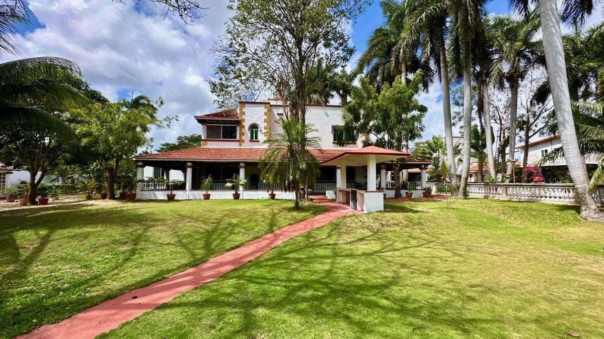 HOUSE FOR SALE ON COL. ALFREDO V. BONFIL STREET WITH A SEPARATE DUPLEX