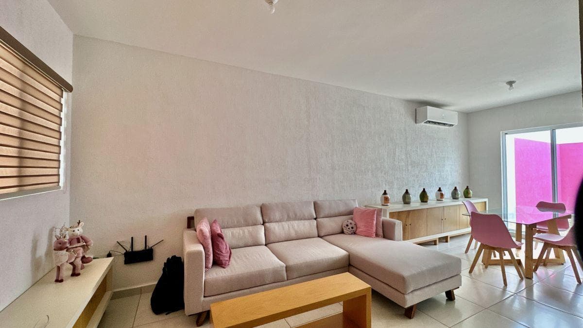 NEAR-NEW HOUSE FOR SALE – JARDINES DEL SUR 6