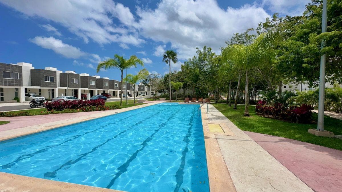 NEAR-NEW HOUSE FOR SALE – JARDINES DEL SUR 6