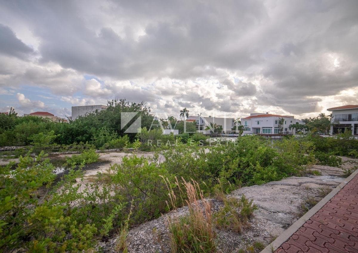 Land for Sale in the Isla Dorada Residential Complex in Cancún