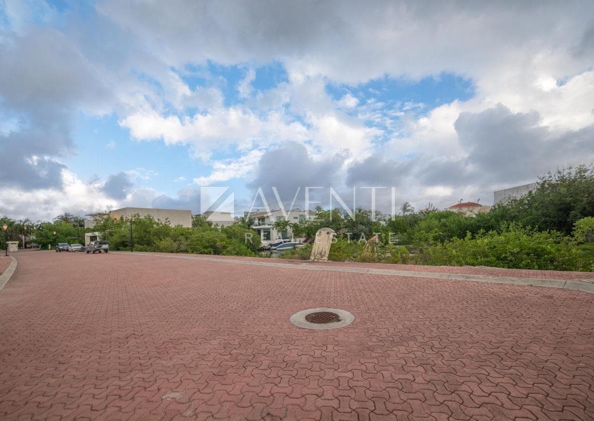 Land for Sale in the Isla Dorada Residential Complex in Cancún