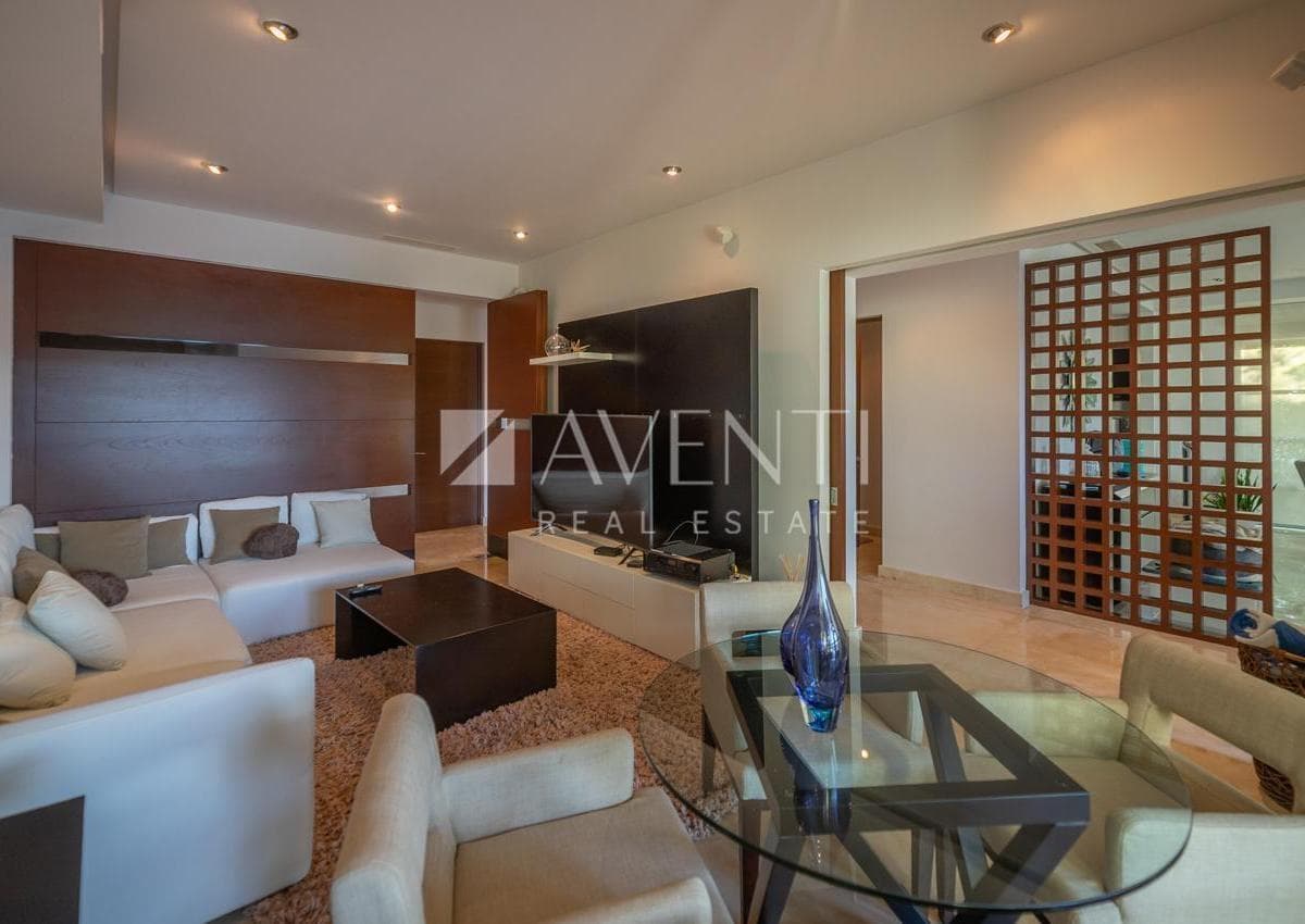 House for Sale with Dock + Yacht Included, Novo Cancún, Puerto Cancún